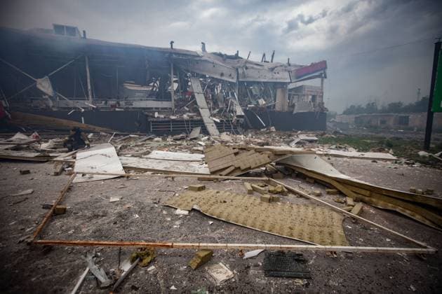 Russian airstrike on a supermarket in Kramatorsk KRAMATORSK, UKRAINE JULY 4, 2026: A supermarket is heavily damaged following a Russian airstrike in Kramatorsk, Donetsk Oblast, Ukraine, on July 4, 2026. Local authorities and media reported that several people were injured in the attack as emergency services responded to the scene. Kramatorsk Donetsk Ukraine Copyright: x xFranciscoxRichartxBarbeirax xJNAxPressx