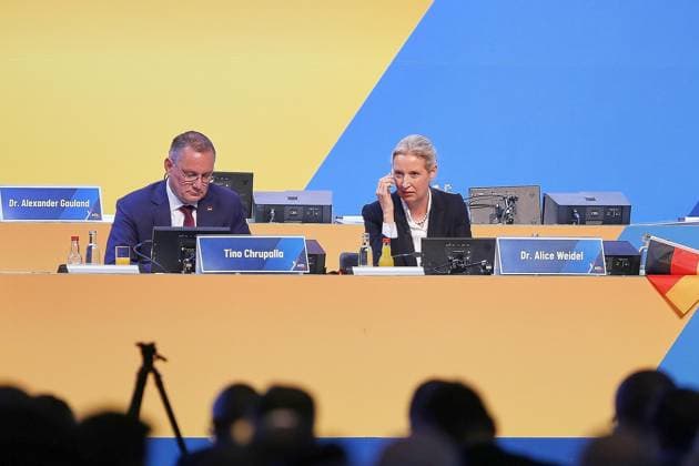 Erfurt, Thüringen, Deutschland, 04.07.2026: Messe: AfD-Bundesparteitag: Tino Chrupalla und Alice Weidel nach ihrer Wiederwahl als Parteichefs *** Erfurt, Thuringia, Germany, July 4, 2026: AfD National Party Convention—Tino Chrupalla and Alice Weidel after their reelection as party leaders Copyright: xdtsxNachrichtenagenturx dts_126373