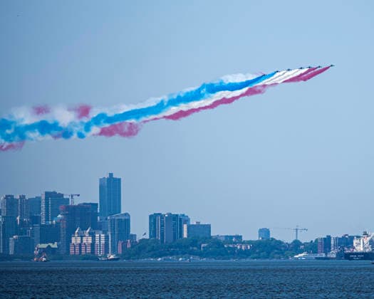 July 4, 2026, New York City, New York, USA: The Patrouille de France perform a flyover during the Sail4th 250 Tall Ships Parade along the Hudson River in New York on 04 July 2026. New York Harbor is welcoming more than 40 tall ships to mark the nation s 250th anniversary New York City USA  - ZUMAr334 20260704_znp_r334_010 Copyright: xDebraxL.xRothenbergx