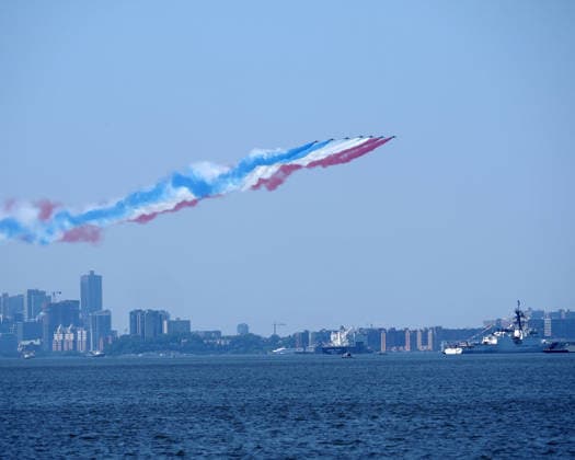 July 4, 2026, New York City, New York, USA: The Patrouille de France perform a flyover during the Sail4th 250 Tall Ships Parade along the Hudson River in New York on 04 July 2026. New York Harbor is welcoming more than 40 tall ships to mark the nation s 250th anniversary New York City USA  - ZUMAr334 20260704_znp_r334_011 Copyright: xDebraxL.xRothenbergx