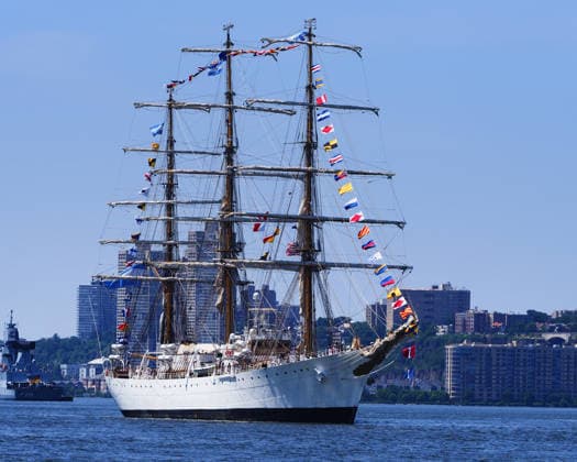 July 4, 2026, New York City, New York, USA: The International Parade of Sail sails up the Hudson River on 04 July 2026 in New York City. Billed as the largest maritime gathering in U.S. history, hundreds of ships and boats are participating in the days-long event to celebrate the nation s 250th anniversary. New York City USA  - ZUMAr334 20260704_znp_r334_038 Copyright: xDebraxL.xRothenbergx