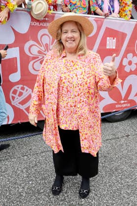 Kathy Kelly beim 28. Schlagermove 2026 auf dem Heiligengeistfeld. Hamburg, 04.07.2026 *** Kathy Kelly at the 28th Schlagermove 2026 at the Heiligengeistfeld in Hamburg, July 4, 2026 Foto:xgbrcix xFuturexImagex schlagermove_6701