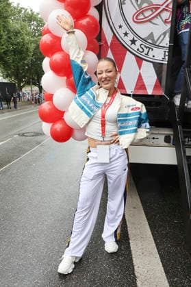 Joelina Drews beim 28. Schlagermove 2026 auf dem Heiligengeistfeld. Hamburg, 04.07.2026 *** Joelina Drews at the 28th Schlagermove 2026 at the Heiligengeistfeld in Hamburg, July 4, 2026 Foto:xgbrcix xFuturexImagex schlagermove_6721