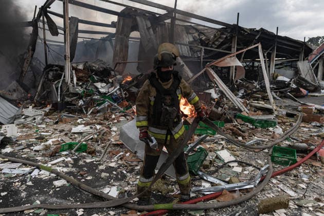 Russian air strike in Kramatorsk KRAMATORSK, UKRAINE - JULY 4: Firefighters work to extinguish a fire and continue cooling efforts at a destroyed supermarket following a Russian air strike in Kramatorsk, Ukraine, on July 4, 2026. Diego Herrera Carcedo Anadolu Kramatorsk Ukraine. Editorial use only. Please get in touch for any other usage.  Copyright: x2026xAnadoluxDiegoxHerreraxCarcedox