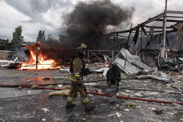 Russian air strike in Kramatorsk KRAMATORSK, UKRAINE - JULY 4: Firefighters work to extinguish a fire and continue cooling efforts at a destroyed supermarket following a Russian air strike in Kramatorsk, Ukraine, on July 4, 2026. Diego Herrera Carcedo Anadolu Kramatorsk Ukraine. Editorial use only. Please get in touch for any other usage.  Copyright: x2026xAnadoluxDiegoxHerreraxCarcedox