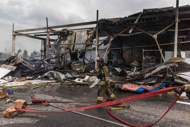 Russian air strike in Kramatorsk KRAMATORSK, UKRAINE - JULY 4: Firefighters work to extinguish a fire and continue cooling efforts at a destroyed supermarket following a Russian air strike in Kramatorsk, Ukraine, on July 4, 2026. Diego Herrera Carcedo Anadolu Kramatorsk Ukraine. Editorial use only. Please get in touch for any other usage.  Copyright: x2026xAnadoluxDiegoxHerreraxCarcedox