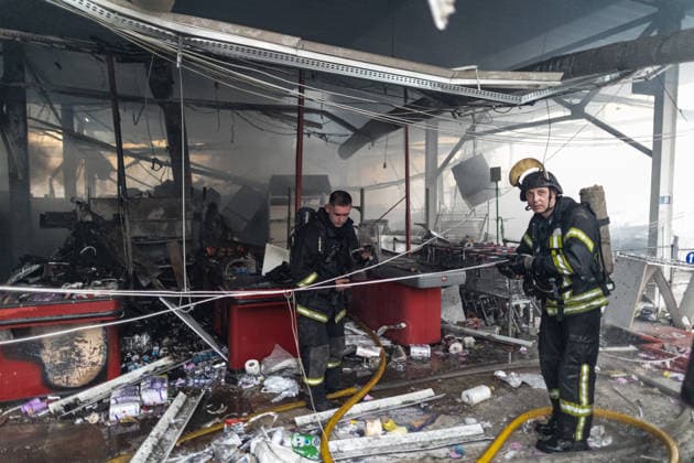 Russian air strike in Kramatorsk KRAMATORSK, UKRAINE - JULY 4: Firefighters work to extinguish a fire and continue cooling efforts at a destroyed supermarket following a Russian air strike in Kramatorsk, Ukraine, on July 4, 2026. Diego Herrera Carcedo Anadolu Kramatorsk Ukraine. Editorial use only. Please get in touch for any other usage.  Copyright: x2026xAnadoluxDiegoxHerreraxCarcedox