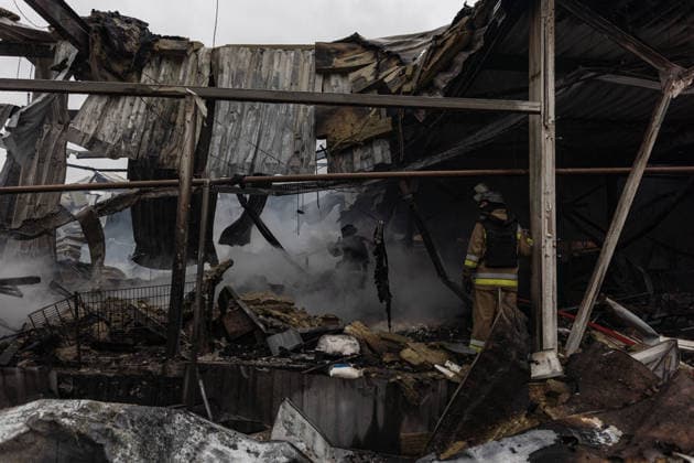 Russian air strike in Kramatorsk KRAMATORSK, UKRAINE - JULY 4: Firefighters work to extinguish a fire and continue cooling efforts at a destroyed supermarket following a Russian air strike in Kramatorsk, Ukraine, on July 4, 2026. Diego Herrera Carcedo Anadolu Kramatorsk Ukraine. Editorial use only. Please get in touch for any other usage.  Copyright: x2026xAnadoluxDiegoxHerreraxCarcedox