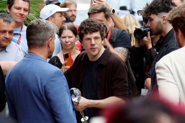 Entertainment Bilder des Tages Jesse Eisenberg bei der Verleihung des President s Award auf dem 60. Internationalen Filmfestival Karlovy Vary 2026 im Festival Hotel Thermal. Karlsbad, 04.07.2026 *** Jesse Eisenberg at the presentation of the President s Award at the 60th Karlovy Vary International Film Festival in 2026 at the Festival Hotel Thermal in Karlsbad, July 4, 2026 Foto:xB.xThomasx xFuturexImagex eisenberg_6701