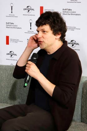 Jesse Eisenberg bei der Verleihung des President s Award auf dem 60. Internationalen Filmfestival Karlovy Vary 2026 im Festival Hotel Thermal. Karlsbad, 04.07.2026 *** Jesse Eisenberg at the presentation of the President s Award at the 60th Karlovy Vary International Film Festival in 2026 at the Festival Hotel Thermal in Karlsbad, July 4, 2026 Foto:xM.xThomasx xFuturexImagex eisenberg_6703