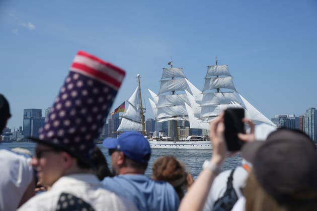 July 4, 2026, New Yok, New York, USA: People look on during a celebration of America s 250th birthday, a parade of tall ships sail into New York Harbor and up the Hudson River on July 4th, 2026 in New York. New Yok USA  - ZUMAb148 20260704_zap_b148_016 Copyright: xBryanxSmithx