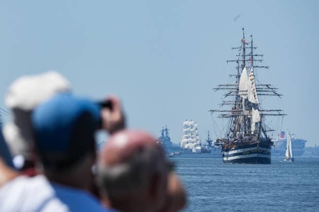 July 4, 2026, New Yok, New York, USA: People watch Italy s Italian Naval ship Amerigo Vespucci during a celebration of America s 250th birthday, a parade of tall ships sail into New York Harbor and up the Hudson River on July 4th, 2026 in New York. New Yok USA  - ZUMAb148 20260704_zap_b148_023 Copyright: xBryanxSmithx