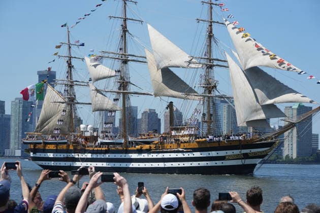 July 4, 2026, New Yok, New York, USA: People photograph Italy s Italian Naval ship Amerigo Vespucci during a celebration of America s 250th birthday, a parade of tall ships sail into New York Harbor and up the Hudson River on July 4th, 2026 in New York. New Yok USA - ZUMAb148 20260704_zap_b148_022 Copyright: xBryanxSmithx