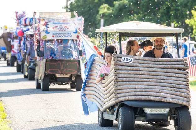 July 4, 2026, Sullivans Island, Sc, United States of America: A Fort Moultrie themed golf cart float from the Battle of Sullivans Island, rides past in the annual Bicycle and Golf cart parade celebrating the 250th Independence Day, July 4, 2026 in Sullivans Island, South Carolina. Like most of the nation, South Carolina is under a heat dome with dangerously hot, humid weather. Sullivans Island United States of America  - ZUMAe02_ 20260704_zaf_e02_005 Copyright: xRichardxEllisx