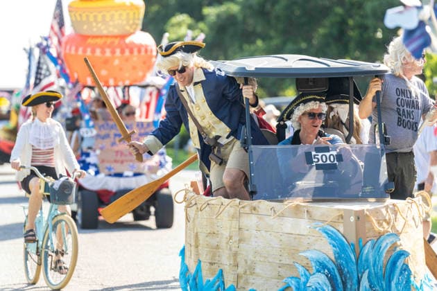 July 4, 2026, Sullivans Island, Sc, United States of America: Costumed colonial soldiers ride along in a golf cart float during the annual Bicycle and Golf cart parade celebrating the 250th Independence Day, July 4, 2026 in Sullivans Island, South Carolina. Like most of the nation, South Carolina is under a heat dome with dangerously hot, humid weather. Sullivans Island United States of America  - ZUMAe02_ 20260704_zaf_e02_026 Copyright: xRichardxEllisx