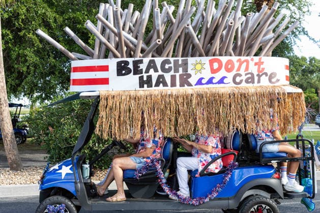 July 4, 2026, Sullivans Island, Sc, United States of America: A beach themed golf cart float rides in the annual Bicycle and Golf cart parade celebrating the 250th Independence Day, July 4, 2026 in Sullivans Island, South Carolina. Like most of the nation, South Carolina is under a heat dome with dangerously hot, humid weather. Sullivans Island United States of America  - ZUMAe02_ 20260704_zaf_e02_022 Copyright: xRichardxEllisx