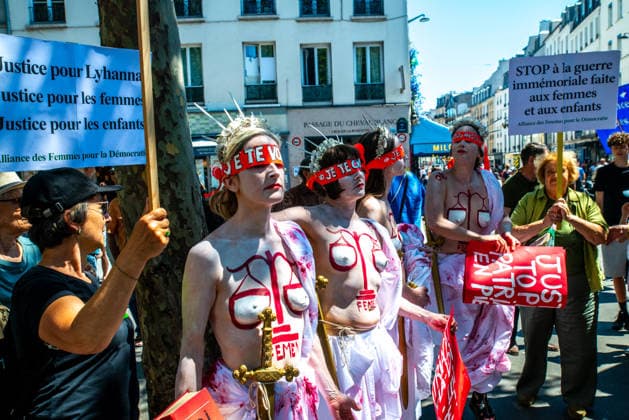 News Bilder des Tages March in Memory of Lyhanna - Paris Femen activists participate in a citizens march in memory of Lyhanna, who was killed despite the sole suspect having been previously reported to authorities by multiple victims, in Paris, France, in support of all victims, both children and adults, those who survived, and in homage to those who are no longer among us, while protesting the impunity that protects aggressors, on July 4, 2026. Photo by Denis Prezat ABACAPRESS.COM Paris France  Copyright: xPrezatxDenis ABACAx