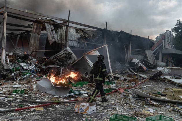 Russian air strike in Kramatorsk KRAMATORSK, UKRAINE - JULY 04: Firefighters operate in the area where a supermarket got destroyed following a Russian air strike in Kramatorsk, Ukraine, on July 04, 2026. Diego Herrera Carcedo Anadolu Kramatorsk Ukraine. Editorial use only. Please get in touch for any other usage.  Copyright: x2026xAnadoluxDiegoxHerreraxCarcedox
