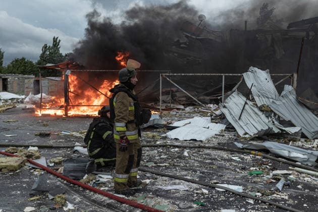Russian air strike in Kramatorsk KRAMATORSK, UKRAINE - JULY 04: Firefighters operate in the area where a supermarket got destroyed following a Russian air strike in Kramatorsk, Ukraine, on July 04, 2026. Diego Herrera Carcedo Anadolu Kramatorsk Ukraine. Editorial use only. Please get in touch for any other usage.  Copyright: x2026xAnadoluxDiegoxHerreraxCarcedox