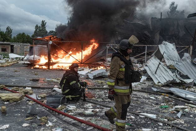 Russian air strike in Kramatorsk KRAMATORSK, UKRAINE - JULY 04: Firefighters operate in the area where a supermarket got destroyed following a Russian air strike in Kramatorsk, Ukraine, on July 04, 2026. Diego Herrera Carcedo Anadolu Kramatorsk Ukraine. Editorial use only. Please get in touch for any other usage.  Copyright: x2026xAnadoluxDiegoxHerreraxCarcedox