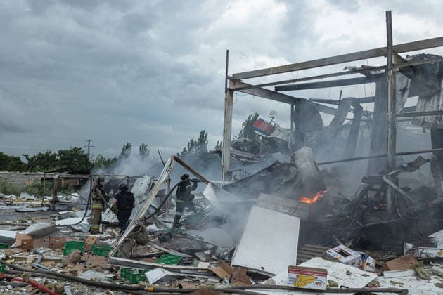 Russian air strike in Kramatorsk KRAMATORSK, UKRAINE - JULY 04: Firefighters operate in the area where a supermarket got destroyed following a Russian air strike in Kramatorsk, Ukraine, on July 04, 2026. Diego Herrera Carcedo Anadolu Kramatorsk Ukraine. Editorial use only. Please get in touch for any other usage.  Copyright: x2026xAnadoluxDiegoxHerreraxCarcedox