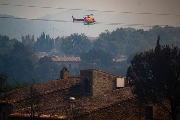 The Fire Department Stabilizes 70% of the Right Flank of the Fire in La Bisbal d Empordà, Girona. View of the fire in La Bisbal d Empordà on July 4, 2026, in Cruïlles, Sant Sadurní de l Heura, Girona, Catalonia, Spain The Generalitat’s Bombers managed to stabilize 70% of the right flank of the fire that broke out on Friday in La Bisbal d’Empordà early Saturday morning, July 4, 2026. HELICOPTER Lorena Sopê Cruïlles Sant Sadurni de l’Heura, Cruïlles Sant Sadurni de l’Heura, Spain  Copyright: xLorenaxSopÃªnax 7644298