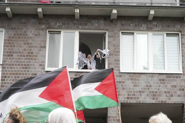 March in support of Gaza in Berlin BERLIN, GERMANY - JULY 4: Women are seen showing their support from the windows of their homes as protesters, carrying Palestinian flags and banners, march to show solidarity with Gaza, call for an end to Israeli attacks and demand a permanent ceasefire as they invite the international community to take action regarding the humanitarian situation in Berlin, Germany, on July 4, 2026. Ilkin Eskipehlivan Anadolu Berlin Germany. Editorial use only. Please get in touch for any other usage.  Copyright: x2026xAnadoluxIlkinxEskipehlivanx