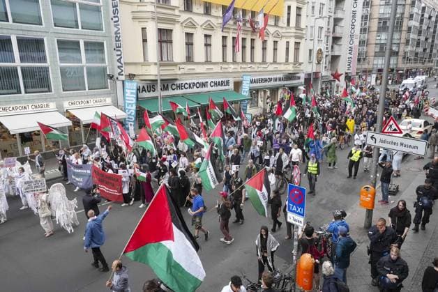 March in support of Gaza in Berlin BERLIN, GERMANY - JULY 4: Protesters, carrying Palestinian flags and banners, march to show solidarity with Gaza, call for an end to Israeli attacks and demand a permanent ceasefire as they invite the international community to take action regarding the humanitarian situation in Berlin, Germany, on July 4, 2026. Ilkin Eskipehlivan Anadolu Berlin Germany. Editorial use only. Please get in touch for any other usage.  Copyright: x2026xAnadoluxIlkinxEskipehlivanx