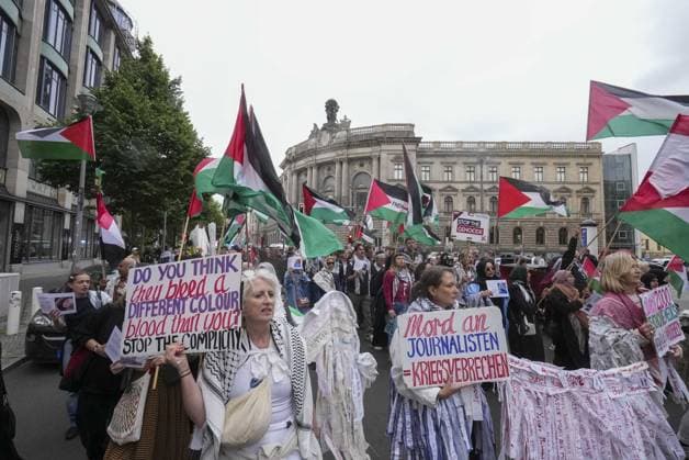 March in support of Gaza in Berlin BERLIN, GERMANY - JULY 4: Protesters, carrying Palestinian flags and banners, march to show solidarity with Gaza, call for an end to Israeli attacks and demand a permanent ceasefire as they invite the international community to take action regarding the humanitarian situation in Berlin, Germany, on July 4, 2026. Ilkin Eskipehlivan Anadolu Berlin Germany. Editorial use only. Please get in touch for any other usage.  Copyright: x2026xAnadoluxIlkinxEskipehlivanx