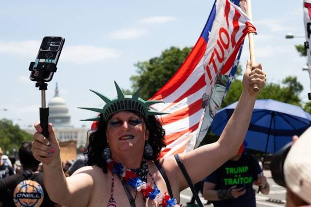 March against Trump on Independence Day in Washington, DC WASHINGTON, D.C., USA JULY 4, 2026: People participate in We The People 250, a march against abuse of power by U.S. President Donald Trump and his administration. The march ended early due to record heat in the nation™s capital. WASHINGTON, D.C. DC United States of America Copyright: x xAllisonxBaileyx xJNAxPressx