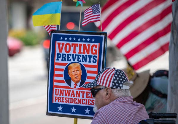 July 4, 2026, Santa Barbara, California, USA: Protestors gather to denouce President Trump and his administration on the nation s 250th anniversary of the Declaration of Independence. Santa Barbara USA  - ZUMAh13_ 20260704_zaf_h13_002 Copyright: xPJxHellerx