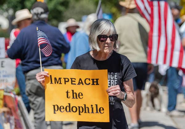 News Bilder des Tages July 4, 2026, Santa Barbara, California, USA: Protestors gather to denouce President Trump and his administration on the nation s 250th anniversary of the Declaration of Independence. Santa Barbara USA - ZUMAh13_ 20260704_zaf_h13_008 Copyright: xPJxHellerx