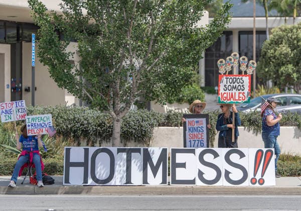July 4, 2026, Santa Barbara, California, USA: Protestors gather to denouce President Trump and his administration on the nation s 250th anniversary of the Declaration of Independence. Santa Barbara USA  - ZUMAh13_ 20260704_zaf_h13_007 Copyright: xPJxHellerx