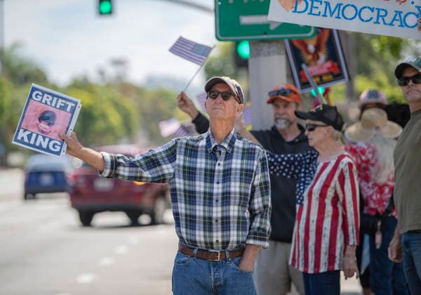 July 4, 2026, Santa Barbara, California, USA: Protestors gather to denouce President Trump and his administration on the nation s 250th anniversary of the Declaration of Independence. Santa Barbara USA - ZUMAh13_ 20260704_zaf_h13_009 Copyright: xPJxHellerx