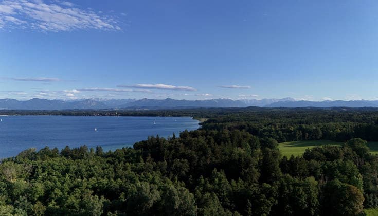 Ein Sommertag bei Bernried (Landkreis Weilheim-Schongau). Hier der Blick über den Bernrieder Park auf den Starnberger See Richtung Seeshaupt und der Alpenkette mit Karwendel und Zugspitze, wandern, spazieren, Radfahren, Tagesausflug, Münchner Umland, schwimmen, sonnen, Freizeit, Tourismus, Ausflugsziel *** A summer day in Bernried, Weilheim-Schongau District. Here’s the view across Bernried Park toward Lake Starnberg, in the direction of Seeshaupt and the Alpine range, including the Karwendel and Zugspitze. Hiking, walking, biking, day trips, Munich area, swimming, sunbathing, leisure, tourism, destination