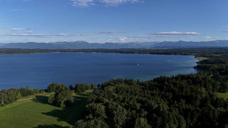 Ein Sommertag bei Bernried (Landkreis Weilheim-Schongau). Hier der Blick über den Bernrieder Park auf den Starnberger See Richtung Seeshaupt und der Alpenkette mit Benediktenwand und Karwendel ,wandern, spazieren, Radfahren, Tagesausflug, Münchner Umland, schwimmen, sonnen, Freizeit, Tourismus, Ausflugsziel *** A summer day in Bernried, Weilheim-Schongau District. Here’s a view across Bernried Park toward Lake Starnberg, in the direction of Seeshaupt and the Alpine range, including the Benediktenwand and Karwendel mountains—hiking, walking, biking, day trips, Munich area, swimming, sunbathing, leisure, tourism, destination