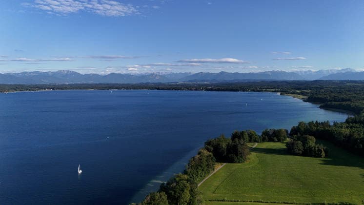 Ein Sommertag bei Bernried (Landkreis Weilheim-Schongau). Hier der Blick über den Bernrieder Park auf den Starnberger See Richtung Seeshaupt und der Alpenkette mit Benediktenwand und Karwendel sowie Zugspitze ,wandern, spazieren, Radfahren, Tagesausflug, Münchner Umland, schwimmen, sonnen, Freizeit, Tourismus, Ausflugsziel *** A summer day in Bernried, Weilheim-Schongau District. Here’s the view across Bernried Park toward Lake Starnberg, in the direction of Seeshaupt and the Alpine range—including the Benediktenwand, Karwendel, and Zugspitze—hiking, walking, biking, day trip, Munich area, swimming, sunbathing, leisure, tourism, destination