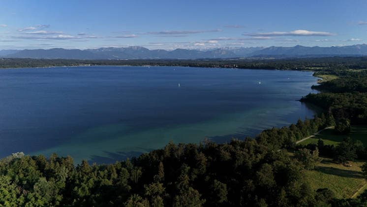 Ein Sommertag bei Bernried (Landkreis Weilheim-Schongau). Hier der Blick über den Bernrieder Park auf den Starnberger See Richtung Seeshaupt und der Alpenkette mit Benediktenwand und Karwendel ,wandern, spazieren, Radfahren, Tagesausflug, Münchner Umland, schwimmen, sonnen, Freizeit, Tourismus, Ausflugsziel *** A summer day in Bernried, Weilheim-Schongau District. Here’s a view across Bernried Park toward Lake Starnberg, in the direction of Seeshaupt and the Alpine range, including the Benediktenwand and Karwendel mountains—hiking, walking, biking, day trips, Munich area, swimming, sunbathing, leisure, tourism, destination