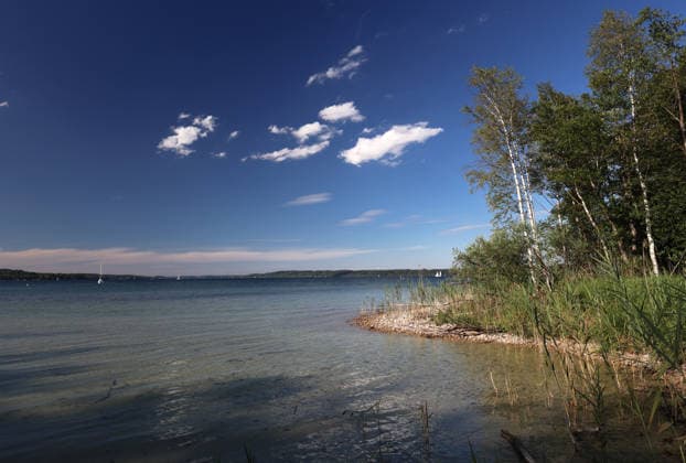 Ein Sommertag bei Bernried (Landkreis Weilheim-Schongau). Hier der Blick im Höhenrieder Park, Höhenried auf den Starnberger See, Ufer, Uferbereich ,wandern, spazieren, Radfahren, Tagesausflug, Münchner Umland, schwimmen, sonnen, Freizeit, Tourismus, Ausflugsziel *** A summer day in Bernried, Weilheim-Schongau District. Here’s a view from Höhenried Park in Höhenried of Lake Starnberg, the shore, the lakeside area, hiking, walking, biking, day trips, the Munich area, swimming, sunbathing, leisure, tourism, and tourist destination