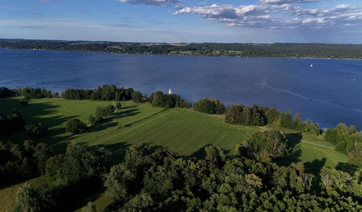 Ein Sommertag bei Bernried (Landkreis Weilheim-Schongau). Hier der Blick im Bernrieder Park auf den Starnberger See zum Ostufer ,wandern, spazieren, Radfahren, Tagesausflug, Münchner Umland, schwimmen, sonnen, Freizeit, Tourismus, Ausflugsziel *** A summer day in Bernried, Weilheim-Schongau District. Here’s a view from Bernried Park of Lake Starnberg’s eastern shore: hiking, walking, biking, day trips, the Munich area, swimming, sunbathing, leisure, tourism, tourist destination