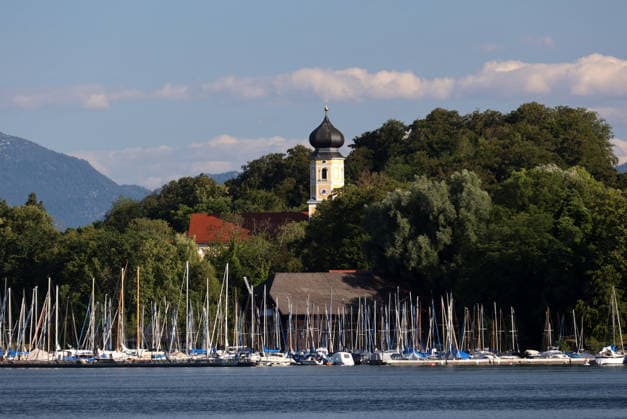 Ein Sommertag bei Bernried (Landkreis Weilheim-Schongau). Hier der Blick im Höhenrieder Park, Höhenried auf den Starnberger See und den Kirchturm der Kirche vom Kloster Bernried, darunter der Yachthafen ,wandern, spazieren, Radfahren, Tagesausflug, Münchner Umland, schwimmen, sonnen, Freizeit, Tourismus, Ausflugsziel *** A summer day near Bernried, Weilheim-Schongau District. Here’s the view from Höhenrieder Park in Höhenried of Lake Starnberg and the steeple of the church at Bernried Abbey, with the marina below—hiking, walking, biking, day trip, Munich area, swimming, sunbathing, leisure, tourism, destination