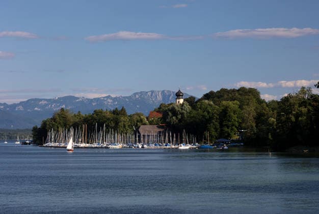 Ein Sommertag bei Bernried (Landkreis Weilheim-Schongau). Hier der Blick im Höhenrieder Park, Höhenried auf den Starnberger See und den Kirchturm der Kirche vom Kloster Bernried, darunter der Yachthafen ,wandern, spazieren, Radfahren, Tagesausflug, Münchner Umland, schwimmen, sonnen, Freizeit, Tourismus, Ausflugsziel *** A summer day near Bernried, Weilheim-Schongau District. Here’s the view from Höhenrieder Park in Höhenried of Lake Starnberg and the steeple of the church at Bernried Abbey, with the marina below—hiking, walking, biking, day trip, Munich area, swimming, sunbathing, leisure, tourism, destination