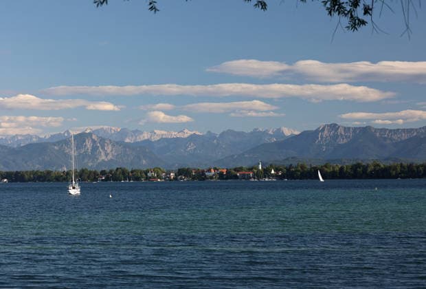 Ein Sommertag bei Bernried (Landkreis Weilheim-Schongau). Hier der Blick im Bernrieder Park auf den Starnberger See, dahinter die Alpenkette mit Jochberg, Karwendel, Herzogstand (v.l.n.r), wandern, spazieren, Radfahren, Tagesausflug, Münchner Umland, schwimmen, sonnen, Freizeit, Tourismus, Ausflugsziel *** A summer day in Bernried, Weilheim-Schongau District. Here’s a view from Bernried Park of Lake Starnberg, with the Alps in the background—featuring the Jochberg, Karwendel, and Herzogstand (from left to right)—hiking, walking, biking, day trip, Munich area, swimming, sunbathing, leisure, tourism, destination