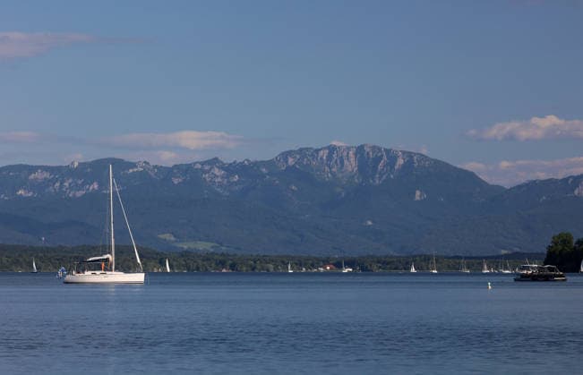 Ein Sommertag bei Bernried (Landkreis Weilheim-Schongau). Hier der Blick im Höhenrieder Park, Höhenried auf den Starnberger See und die Benediktenwand, sowie einem Segelboot ,wandern, spazieren, Radfahren, Tagesausflug, Münchner Umland, schwimmen, sonnen, Freizeit, Tourismus, Ausflugsziel *** A summer day in Bernried, Weilheim-Schongau District. Here’s a view from Höhenried Park in Höhenried of Lake Starnberg and the Benediktenwand, as well as a sailboat; hiking, walking, biking, day trip, Munich area, swimming, sunbathing, leisure, tourism, destination