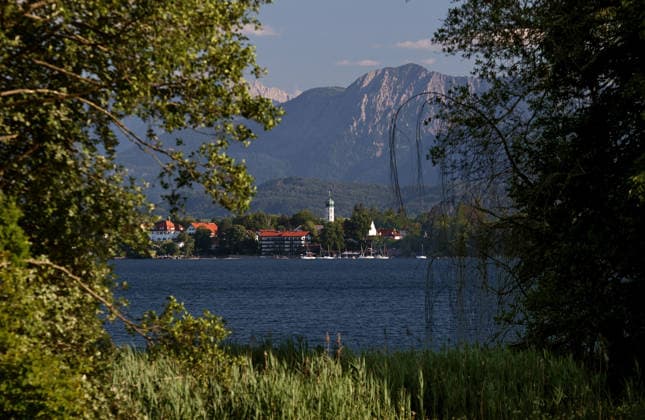 Ein Sommertag bei Bernried (Landkreis Weilheim-Schongau). Hier der Blick im Bernrieder Park auf den Starnberger See auf Seeshaupt und dem Herzogstand im Hintergrund ,wandern, spazieren, Radfahren, Tagesausflug, Münchner Umland, schwimmen, sonnen, Freizeit, Tourismus, Ausflugsziel *** A summer day in Bernried, Weilheim-Schongau District. Here’s a view from Bernried Park of Lake Starnberg, with Seeshaupt and the Herzogstand in the background: hiking, walking, biking, day trip, Munich area, swimming, sunbathing, leisure, tourism, tourist destination