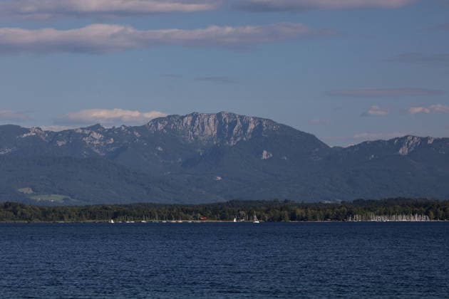 Ein Sommertag bei Bernried (Landkreis Weilheim-Schongau). Hier der Blick im Bernrieder Park auf den Starnberger See und die Benediktenwand ,wandern, spazieren, Radfahren, Tagesausflug, Münchner Umland, schwimmen, sonnen, Freizeit, Tourismus, Ausflugsziel *** A summer day in Bernried, Weilheim-Schongau District. Here is the view from Bernried Park of Lake Starnberg and the Benediktenwand: hiking, walking, biking, day trip, Munich area, swimming, sunbathing, leisure, tourism, destination