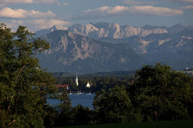 Ein Sommertag bei Bernried (Landkreis Weilheim-Schongau). Hier der Blick im Bernrieder Park auf den Starnberger See mit der Ortschaft Seeshaupt, Kirche, dahinter der Jochbger und das mächtige Karwendel Gebirge, wandern, spazieren, Radfahren, Tagesausflug, Münchner Umland, schwimmen, sonnen, Freizeit, Tourismus, Ausflugsziel *** A summer day in Bernried, Weilheim-Schongau District. Here is the view from Bernried Park of Lake Starnberg with the village of Seeshaupt and its church; behind them, the Jochberg and the majestic Karwendel Mountains. Hiking, walking, biking, day trips, Munich area, swimming, sunbathing, leisure, tourism, destination