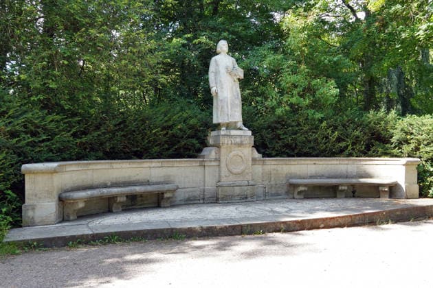 Liszt Denkmal Weimar im Park an der Ilm, von 1902, Thüringen, Deutschland, gewidmet dem österreichisch-ungarischem Komponisten Franz Liszt, Hofkapellmeister in Weimar, monumentales Standbild aus weißem Carrara-Marmor *** Liszt Monument Weimar at Park to the Ilm, from 1902, Thuringia, Germany, dedicated the Austrian Hungarian Composers Franz Liszt, Hofkapellmeister in Weimar, Monumental Still image from white Carrara Marble 1131610623