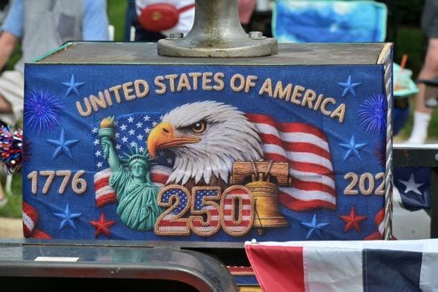 4th of July Parade in Des Plaines, Illinois DES PLAINES, ILLINOIS - JULY 4: A detailed view of a patriotic parade float celebrating the 250th anniversary of the United States during the annual Independence Day parade on July 4, 2026, in Des Plaines, Illinois. The display features patriotic imagery, including the Statue of Liberty, a bald eagle, the Liberty Bell, and the years 1776 and 2026 to mark the nation s semiquincentennial. Jacek Boczarski Anadolu Illinois United States. Editorial use only. Please get in touch for any other usage.  Copyright: x2026xAnadoluxJacekxBoczarskix