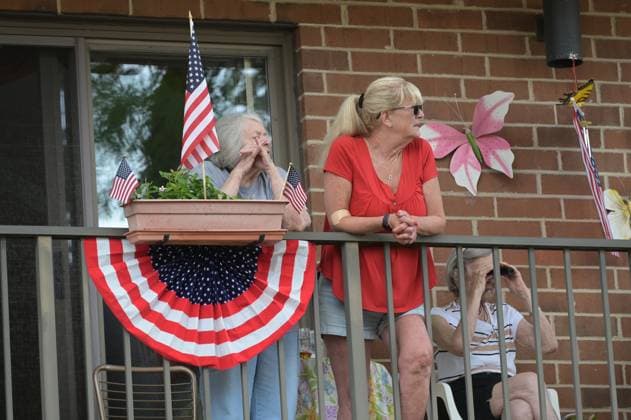 4th of July Parade in Des Plaines, Illinois DES PLAINES, ILLINOIS - JULY 4: Spectators watch from a decorated balcony as the annual Independence Day parade passes by on July 4, 2026, in Des Plaines, Illinois. Residents decorated their homes with patriotic bunting and American flags to celebrate the nation s 4th of July festivities. Jacek Boczarski Anadolu Illinois United States. Editorial use only. Please get in touch for any other usage.  Copyright: x2026xAnadoluxJacekxBoczarskix